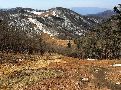 水無山から少し進んだところから明神平を眺める。いつもは逆を見ていたが、上からみるとこんな感じか。ここを明神平まで直降りする