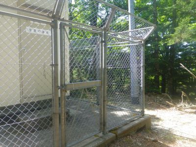 ここから尾鷲道に戻るんだけど、堂倉中継局の電波塔のところから若干右寄りに行けば尾根のようなところがあるのでそこを下っていくようにする