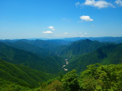 P1402付近から見た深い谷。この構図はここでしかみれなかったけど、そこまで迫力があるとは感じなかった