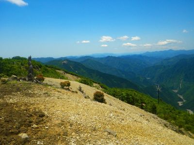 マブシ嶺へ向かっていく途中あたりから樹林帯を抜けて展望が良い道になった。晴天でいい感じだね