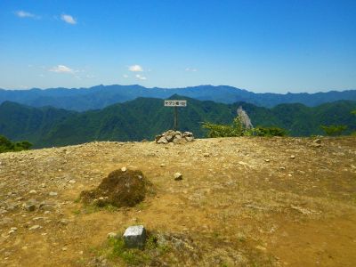 マブシ嶺(1411.02m)に到着。ルーファイしながら尾根道を歩いたりしたのでここまで来るのに時間がかかった。おそらく40分くらいはタイムロスしたと思う