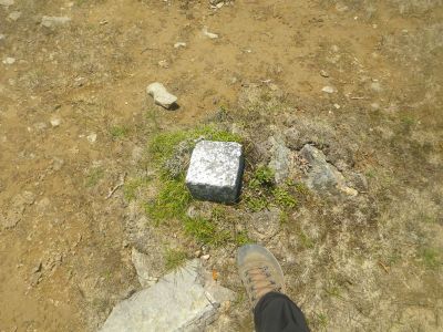 マブシ嶺にある三角点を撮影しておいたんだけど、実はもう一つ三角点があることに後で気づく