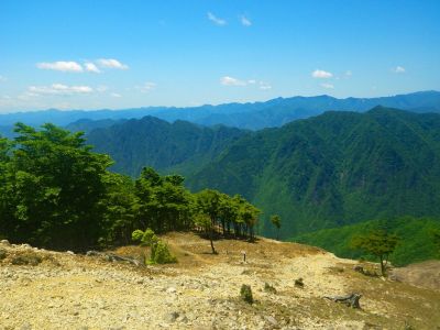 マブシ嶺からの南側の展望はこんな感じ。大峰山脈がどこまで南へ続いている