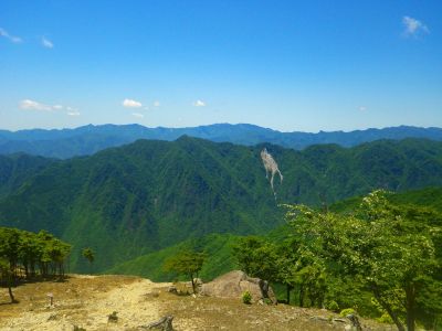 マブシ嶺から向かい側の展望。八経ヶ岳やらよく見ると鉄山までもが見えている