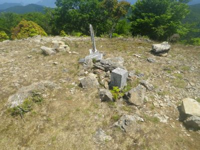 実は奥にも三角点があって、ここにはコブシ嶺と書かれていた。人がたくさんいたので気づかなかったけど、ここは三角点が二つもあるの！？