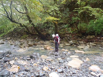 沢を渡る