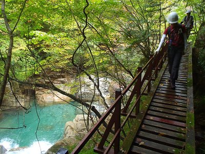 綺麗な沢を横に！