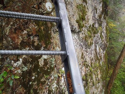 絶壁にかかる梯子