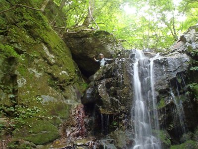 登山好人さんがさっそく登ってポーズ