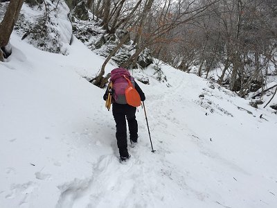 積雪時はトラバースでも結構な急斜面で滑落注意