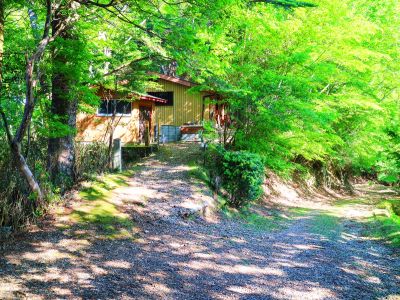持経の宿の小屋。これは立派だけど誰もいそうにない