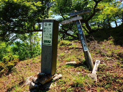 般若岳という看板があったけど、ピークはこの上らしく展望も良さそうなので立ち寄ってみる