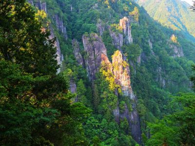 車で池郷林道の途中にあった石ヤ塔というところで岩を撮影してみた。すっごい迫力ある岩だった