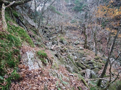 ここでトラバースが終わり、このガレ場を登ります