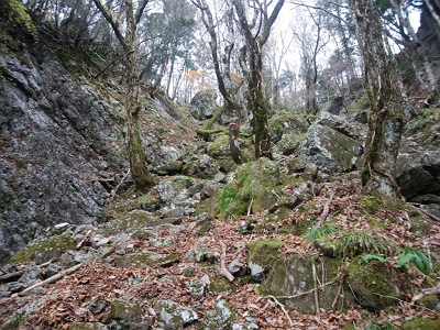 テープに従ってガレ場を登っていくと右手に道標がある