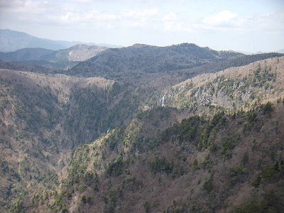 山肌から二つの滝が見えます