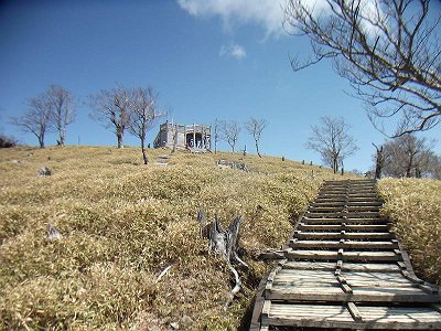 日出ヶ岳山頂が見えました