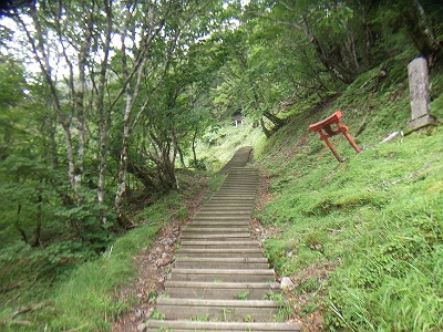 洞辻茶屋からは急坂の階段続き