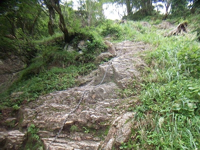 ところどころ岩があります。雨上がりだったので滑りやすかったです