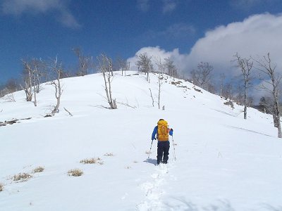息切れしながらもがんばってくれている登山好人さん。簡単に登れるピークでも雪が重く深ければかなりしんどかった