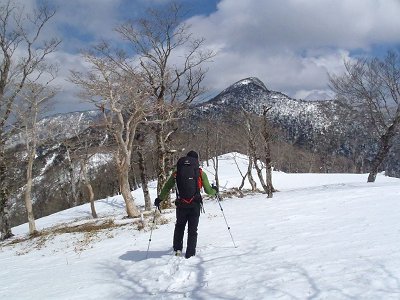 釈迦ヶ岳のピークを目指す