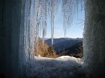 氷柱の間からみる景色。これはこれで神秘的だった
