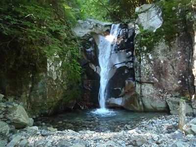 最初あたりの滝。これは右岸から巻きました