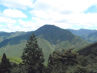 途中に展望の良いところがあった。バリゴヤの頭がハッキリ見える