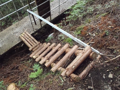 以前、鉄山を登ったときはこんな木の階段なんてなかったのに・・・