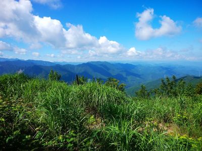 四寸岩山の山頂からは山々が見える展望が広がる