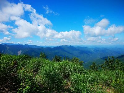 もう一度、四寸岩山の山頂から展望を望む。それにしてもいい天気だ