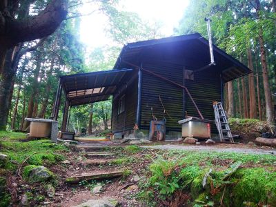 百丁茶屋に到着。ここの小屋は解放していて使えそうなので、ここで下山時に昼食をとることにした