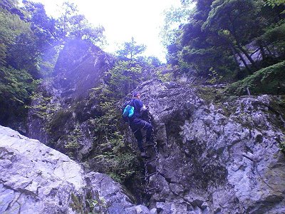 オーバーハング岩をのぼる