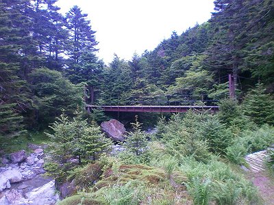 狼平手前の吊橋