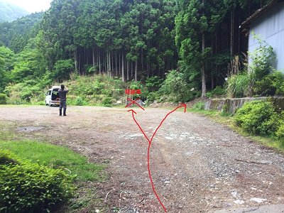 駐車場からスタート。最初はこの右側から登っていきます