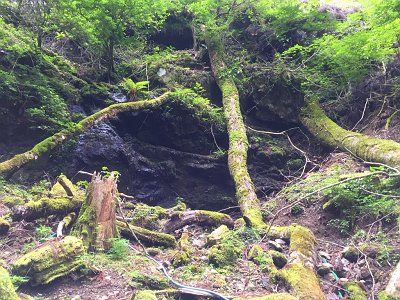 石清水の岩場この登山ルートは休めるところがここしかなかったかも水が冷たい