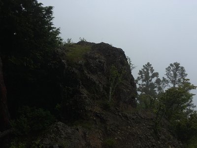 お立ち台になる展望岩に到着。ガスっててなぁ～んも見えないけど、OKOK