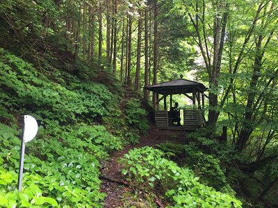 ちょっとした急登が過ぎると東屋があった