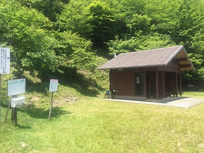 高見峠は駐車場もあれば奇麗なトイレもあった