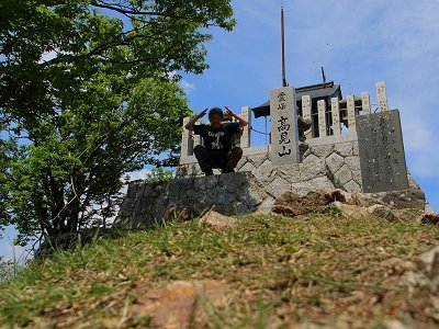 誰もいなくなったすきに祠で記念撮影をする。最近は山のポーズ