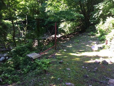 林道長いし、ところどころ崩れてる