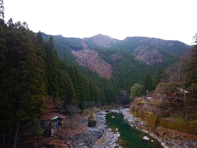 今日は天気が晴れのはずが、この付近は曇っている