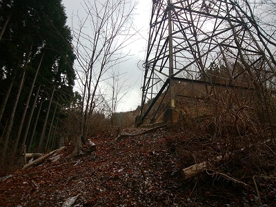 急登途中にある鉄塔