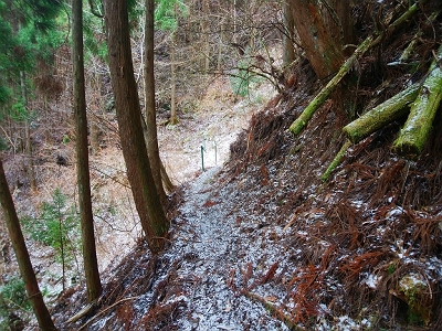 このトラバースルートは道が細くこの時期なのか雪とかで滑りやすい。左側がかなり急斜面。落ちたらかなりの大けが