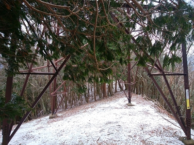 稜線途中にある鉄塔。地図上の川瀬峠はこの先かな！？