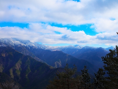 大峰山脈南側かな。仏生ヶ岳とか釈迦ヶ岳方面だと思われる。その手前が七面山っぽいけど、どうなんだろうか！？