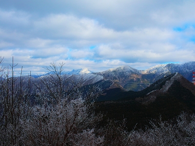 稲村ヶ岳は形ですぐわかったけど、雲が多いのがちょい残念だけど、これだけ見えてればOK。写真では見にくいけど、山上ヶ岳の頭の部分だけがその向こうに見えた