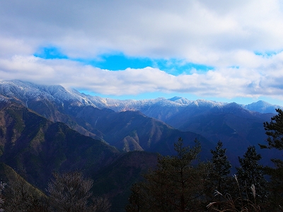 南側の眺望に青空がではじめてきた。快晴も素晴らしいかもしれないけど、雲があっても絵になる