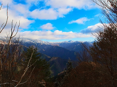 下山途中、さっきの尾根から見えた眺望を青空が多くなっていたので撮影。まあまた来ればいいか