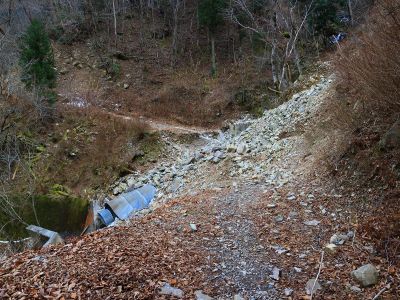 ここはずっと崩れたままなのか。通るのにちょっと面倒
